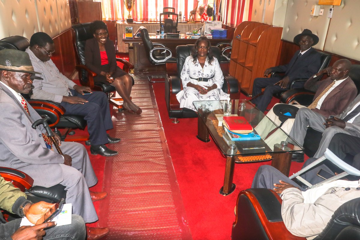 Jooustonline's tweet photo. A productive meeting took place between the Vice Chancellor Emily Achieng' Akuno and Kwabwayi Elders Association, led by Elder Dominic Sinonge OSE. This collaboration aims to establish a digital library that will honor and document the history of Kwabwayi.
#oasisofknowledge https://t.co/X00XrEyEBI