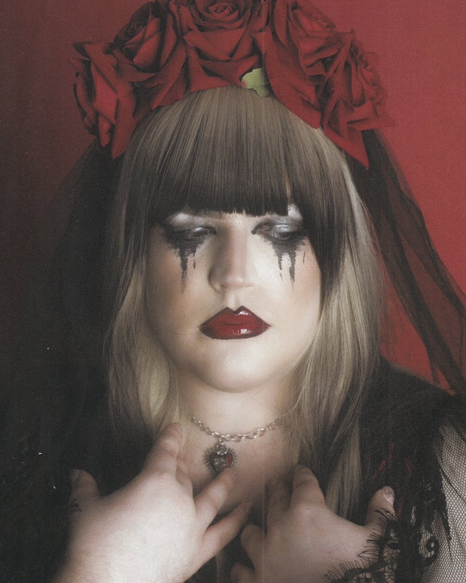 Premiera singla „REAL GUTTER” już w ten piątek, 20 grudnia. Zapisz utwór tutaj: id.ffm.to/real_gutter 🩸

Makijaż: Velvia Makeup
Zdjęcia: Karolina Jackowska