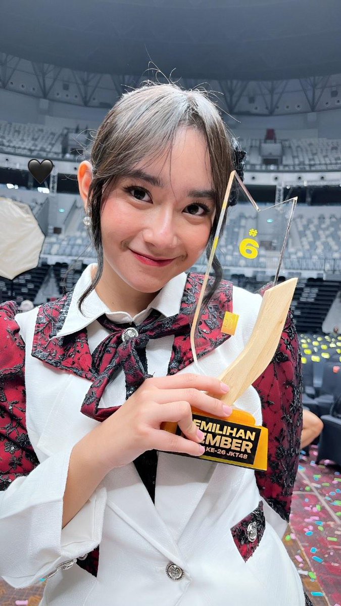 loverrukkmine's tweet photo. congrats kak ci uni @Freya_JKT48 #6 sudah semakin banyak yang melirik hingga kamu sampai di titik ini #FantaSIX semua usaha kerja keras kamu membuahkan hasil, aku bangga sekali sama kamu! semakin tinggi pohon, semakin banyak yang sirik itu tandanya kau murid budiman🙏🏻😁 lup!🖤 https://t.co/PFhSymvrdB