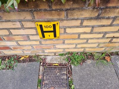 goonermum's tweet photo. @HancocksHalf @gunsnrosesgirl3 Fire hydrants are common in the UK. The image below shows a marker post for the hydrant below it, it gives the size of the water main and how far away it is. The fire brigade have detailed maps of the locations of the hydrants. https://t.co/CnuCFXXkVS