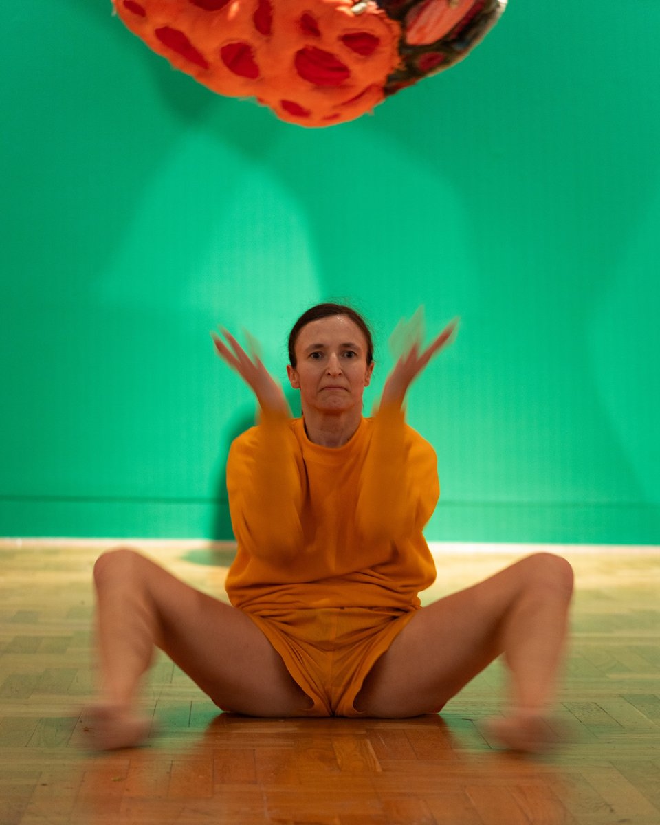 Thrilled to be making new music and performing it live for the one and only Anna Nowicka! Her new dance work Uvula is presented this week at DOCK 11, Berlin from the 19.12 - 22.12. 😊💃🪱🎤🎸🧡💚