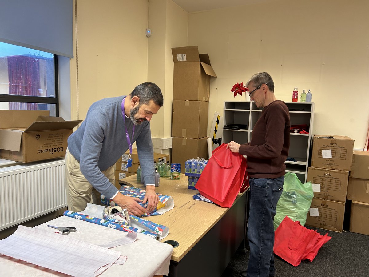 SucdenFinancial's tweet photo. A team of our volunteers have been back to assist @EastEnd_CF with their winter appeal! They helped put together and distribute 100 winter packs to vulnerable older residents in the East End of London.

Learn more about the winter appeal here: https://t.co/NNgWASsoZx

#volunteering #SFcommunityfund