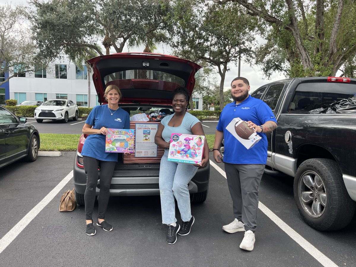 snowscholarship's tweet image. Thank you @SOGNetwork for making this holiday season brighter for our #SnowScholars through the Holiday Gift Drive! This time of year can be financially challenging for many, and we are so grateful to provide free gifts that ease the burden!