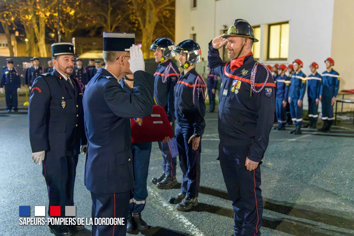 pompiers24's tweet photo. ↪️ Retour en 📷 de la cérémonie de #SteBarbe, des @pompiers24 de #Périgueux à la caserne pour les #sapeurspompiersprofessionnels, les #volontaires, les #Veterans, les #JSP, accompagnés de leur famille
🫡 Moment solennel, empreint de respect et de traditions
@Prefet24 @udsp24 https://t.co/A3cadyE2Hv