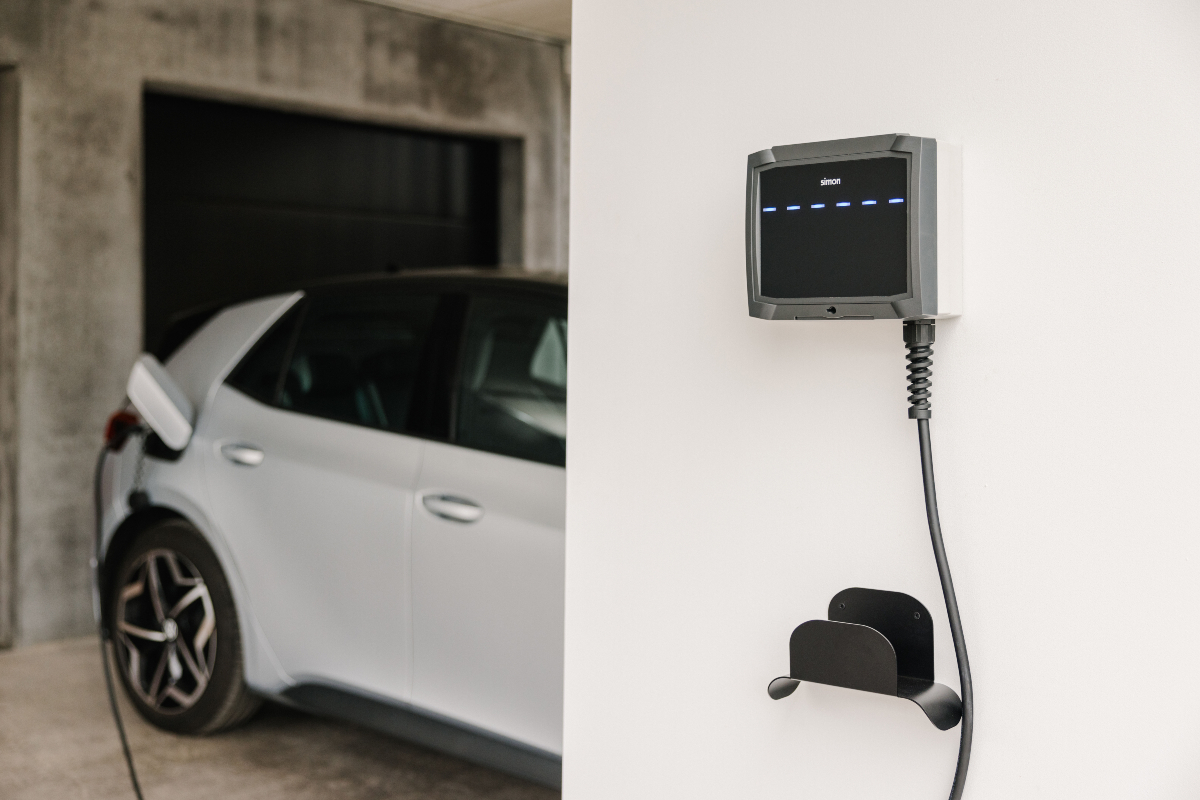 ⚡🚗 Simplifica la movilidad eléctrica con el cargador #SimonSM34. bit.ly/42y2LgE

✔️ Máxima eficiencia para espacios residenciales.
✔️ Compacto y funcional.

Optimiza la instalación y ahorra tiempo. 🔌⚙️

#SimonElectric #LightUpEmotions