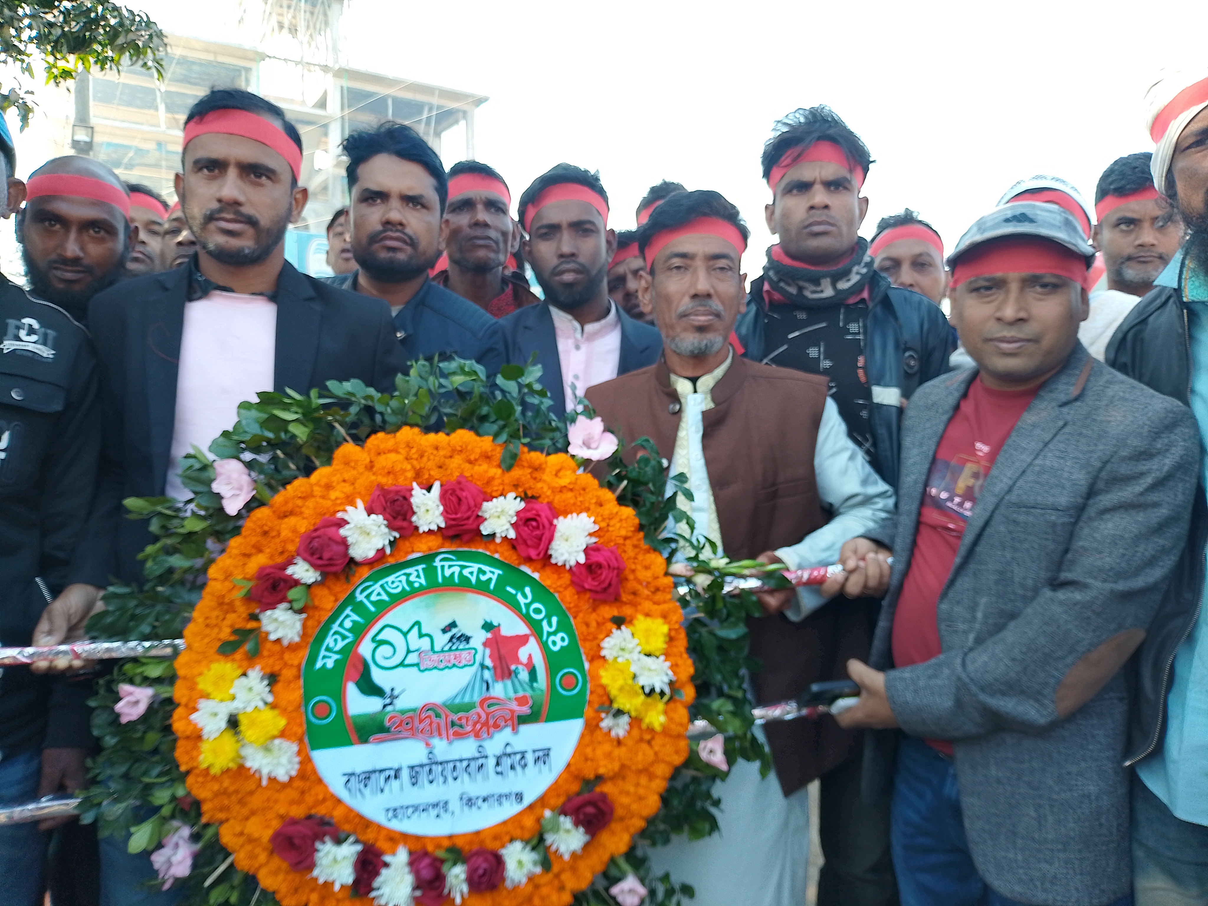 হোসেনপুরে বিজয় দিবসে শ্রমিক দলের পুষ্পস্তবক অর্পন ও বিজয় র‍্যালি