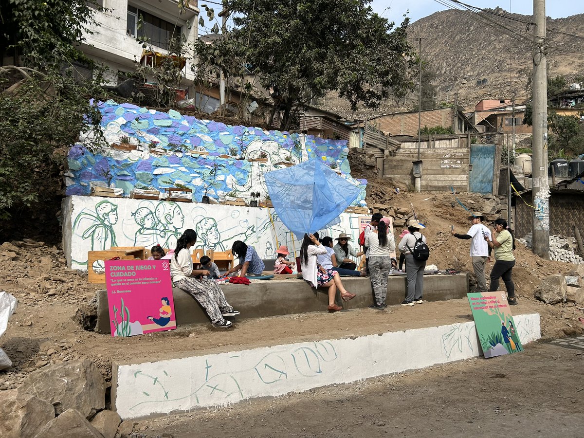 AsocMOVEMOS's tweet photo. El equipo Raíces de Cuidado Colectivo, uno de los que ganó el concurso #MuévetePerú, realizó una actividad con Anidare - Arquitectura y Urbanismo Educativo, #CITE y los vecinos y pequeños que asisten a la cuna Niño Jesús de Cuna Más, en el Mirador II.
#PositiveMobility https://t.co/NgmQSRJ9HV