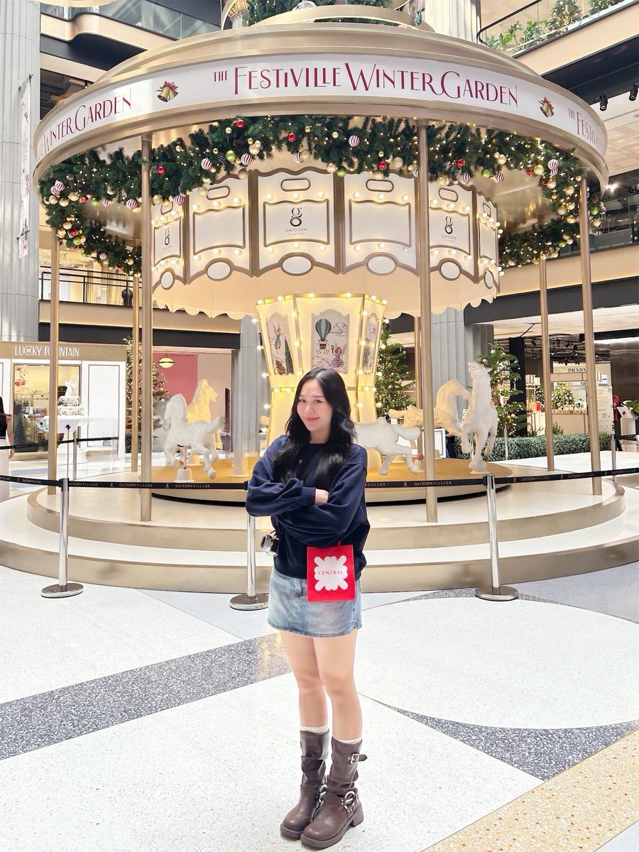looookmai's tweet photo. ใกล้จะ Christmas🎄แล้วจะพลาดได้ไงกับ location ถ่ายรูปแบบปังๆที่เกษรอัมรินทร์ นี่ใช้ snap edit ลบคนนะคะ เนียนมากกก

และภาพรวมกับ ootd คือฟีลอยู่ต่างประเทศสุดๆ✨ใครยังไม่มีรูปไว้ลง รีบไปเลยค่ะ เดินทางก็สะดวก ลง bts สถานีชิดลมแล้วเดิน sky walk ถึงเลย

ชุดสั่งในแอพส้มมานะคะ แปะพิกัดให้ใน reply ค่า