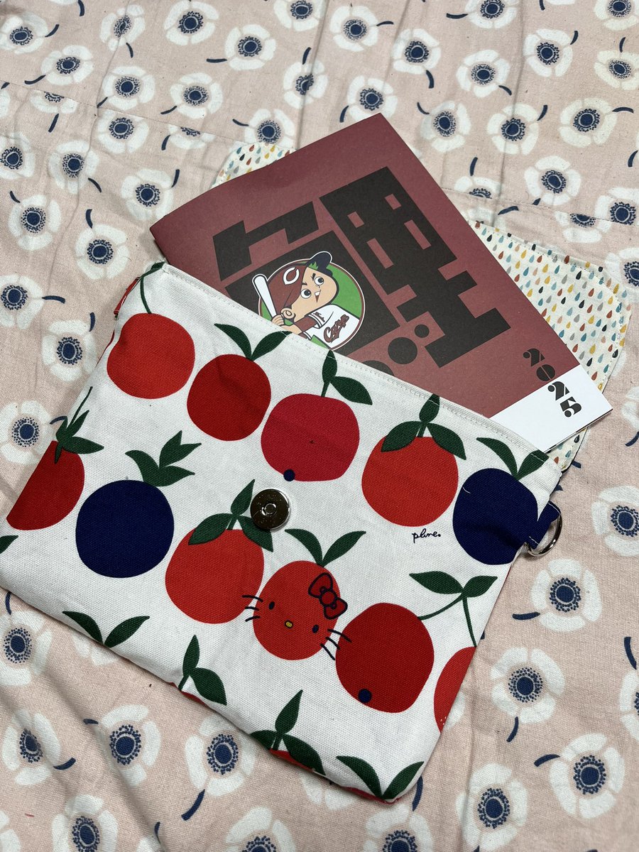 uru0624's tweet photo. HFMのスケジュール帳をいただいたので、
仕事で使いたくて、ヒップバッグを作りました👜
実は隠れてキティちゃん柄です😻
#ヒップバッグ
#ハンドメイド
#裁縫好き
#HFM
#ラジオ大好き https://t.co/KeTNSBotc5