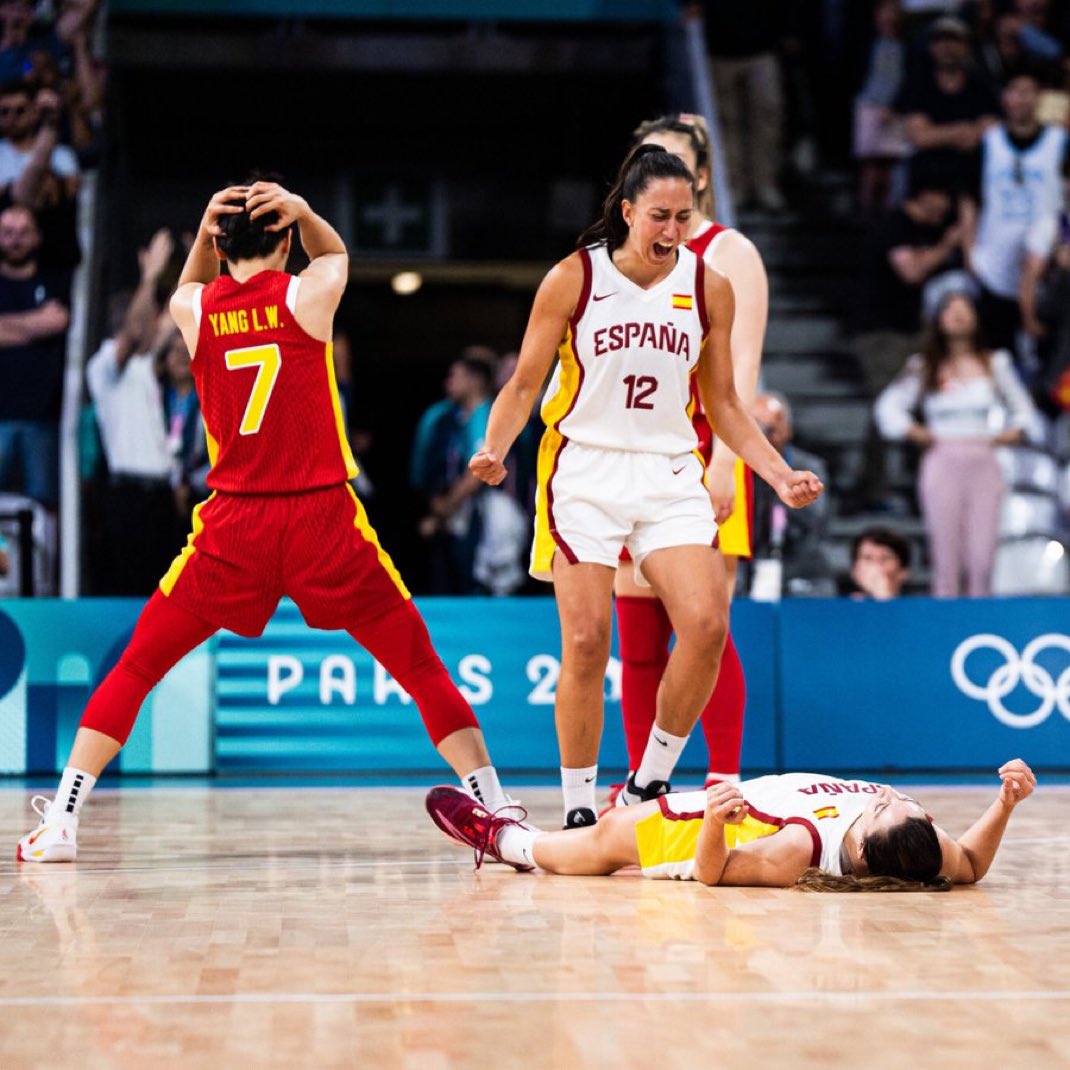GIGANTESbasket's tweet photo. GRACIAS, @Leonorspain ❤️

📸FIBA https://t.co/lJk4mj6IJN