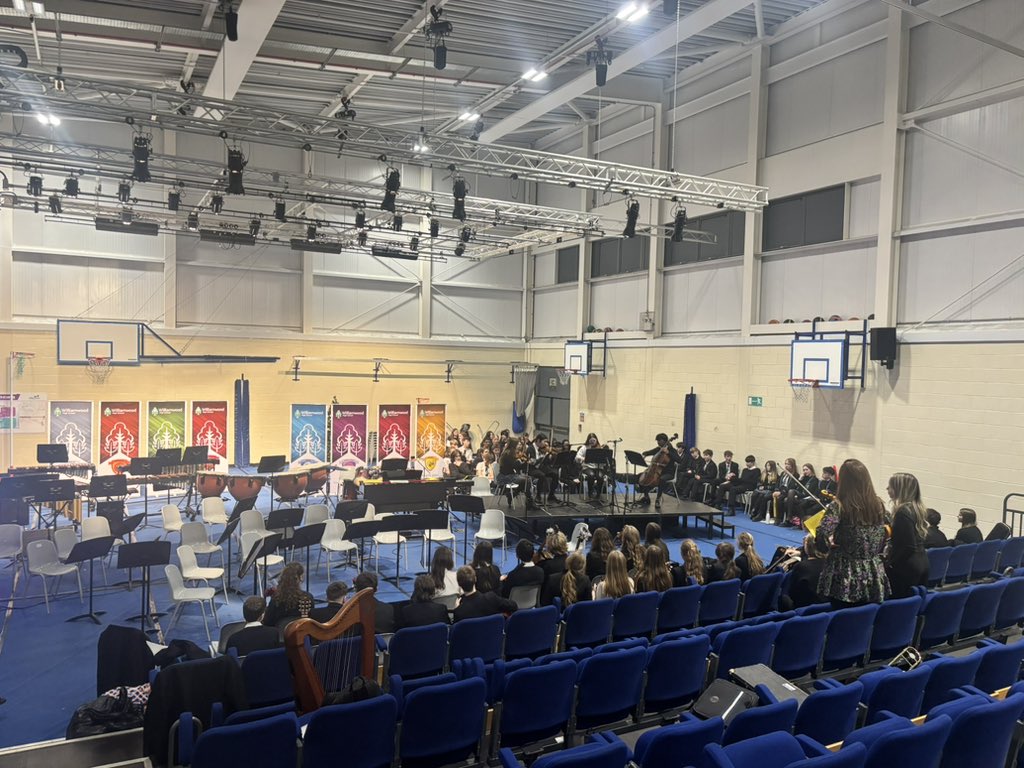 WilliamwoodHS's tweet image. Putting the final touches to our Christmas Concert 🎵 
Tickets are selling fast get yours now! 🎫 
#WWHSChristmasConcert
#WWHSMusic 
#UNCRCRight29