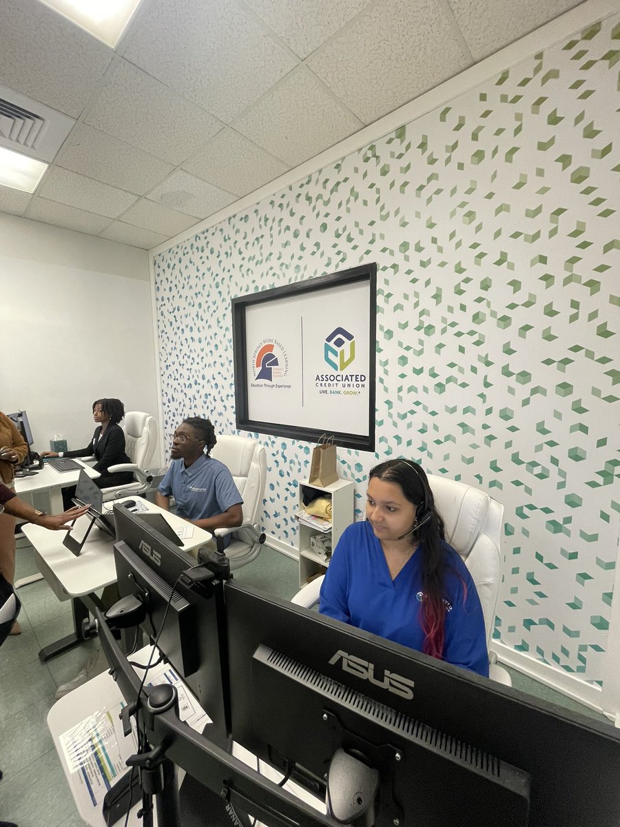 FCSWBL's tweet photo. Congratulations, North Springs Work-Based Learning and Associated Credit Union on this barrier-breaking partnership! @FCSCTAE @GeorgiaWBL1 #WBL @AssociatedCU @NorthSpringsHS @NorthSpringsWBL https://t.co/NwFlbyHuHA