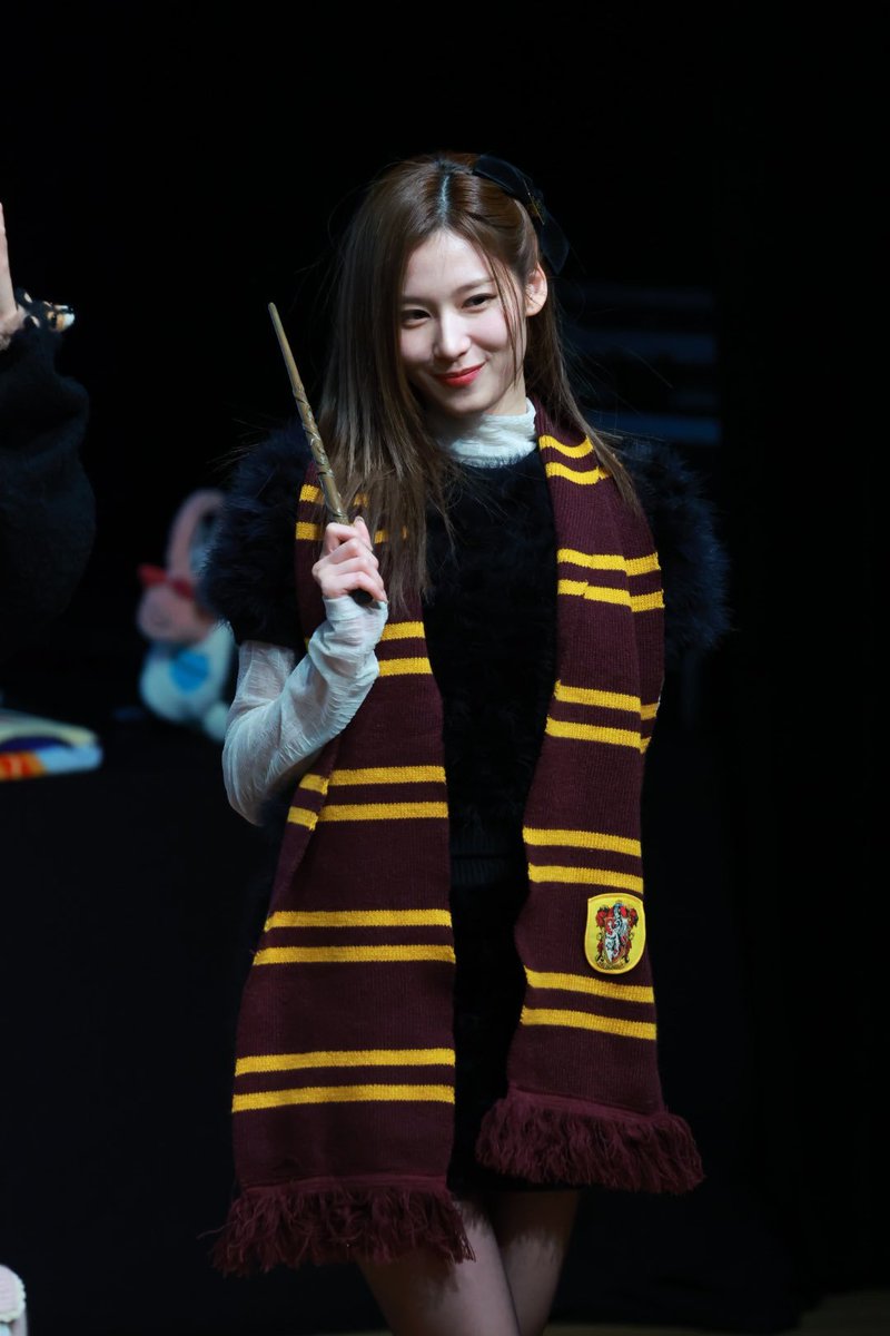 mintpengswan's tweet photo. Ravenclaw Mina
Gryffindor Sana
half Slytherin half Ravenclaw Momo (ft. upside down wand) https://t.co/IH9kHHmoJv