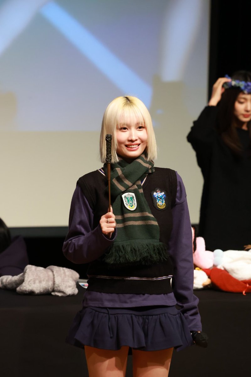 mintpengswan's tweet photo. Ravenclaw Mina
Gryffindor Sana
half Slytherin half Ravenclaw Momo (ft. upside down wand) https://t.co/IH9kHHmoJv