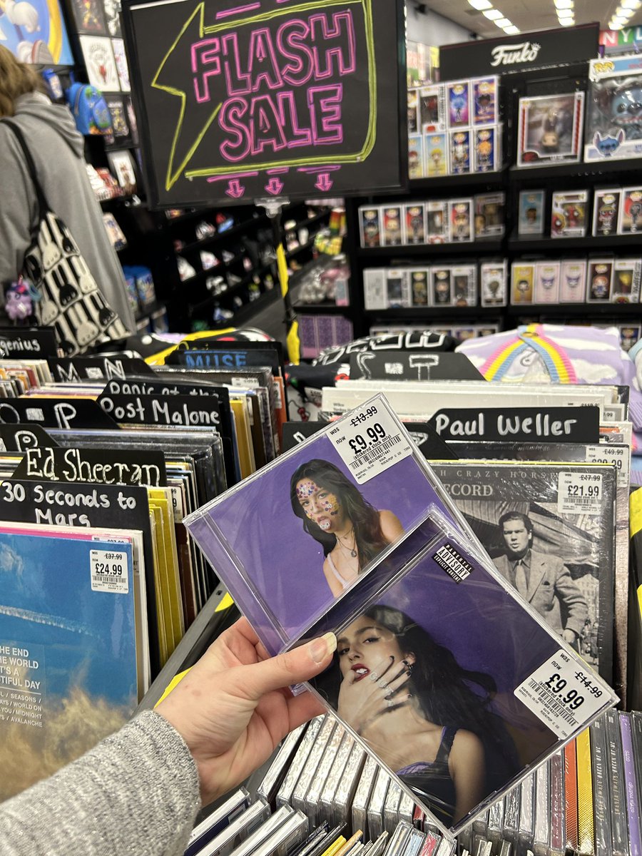 hmvSunderland's tweet photo. Our big sale on CD and vinyl has been extended ‼️💿 Come by and get your faves or a special gift for someone, we’re open until 7pm @BridgesSund #hmv #hmvsunderland #hmvlovesvinyl #hmvcrazydeals #hmvforthefans https://t.co/XmtjzvlNhT