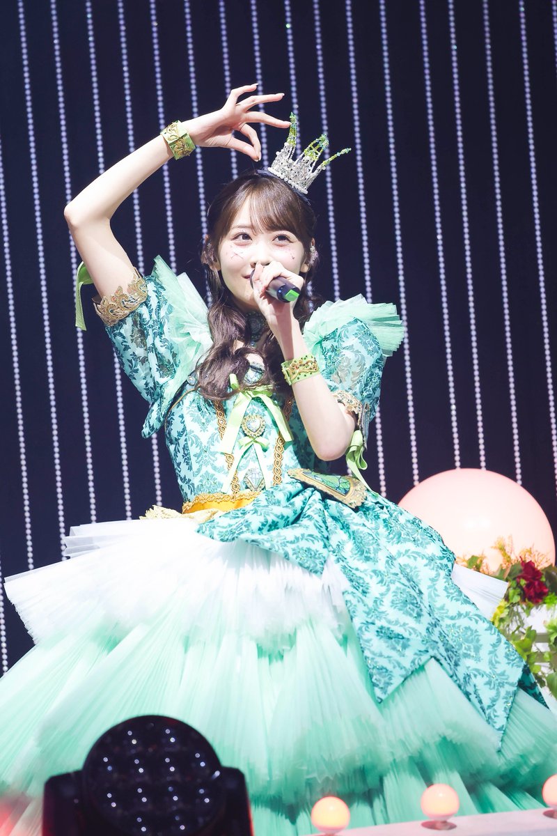 oricon's tweet photo. ＼📸 ソロ写真追加しました💕／
日本武道館公演にて初披露「虹」で開幕🌈

“7人のプリンセス”がドレス衣装で魅了✨
https://t.co/gDasPwFepv

#FRUITSZIPPER #ふるっぱー #すとーりーおぶふるっぱー
@FRUITS_ZIPPER https://t.co/pq1AsRryRe