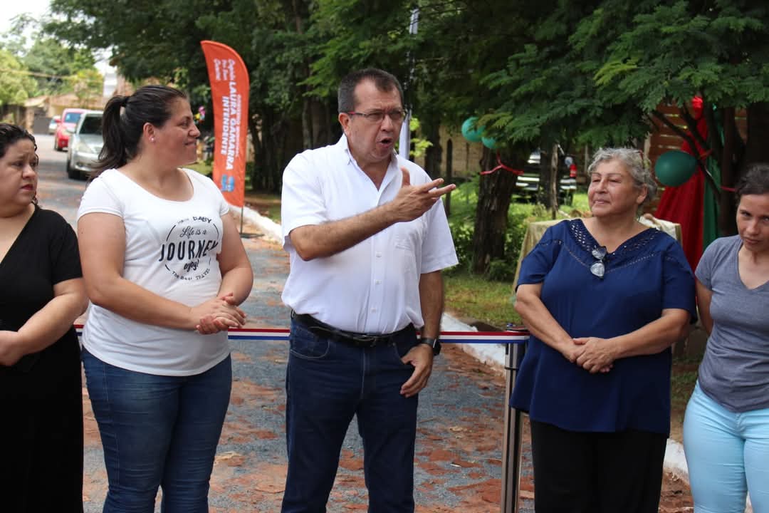 Este fin de semana tuve el gusto de acompañar la inauguración de 4 nuevos tramos de calles empedradas en distintos barrios de Capiatá. Un gran trabajo de la <a href="/MuniCapiata/">Municipalidad de Capiatá</a> y su Intendente <a href="/GamarraBernal/">Laura Gamarra Intendente</a>.
