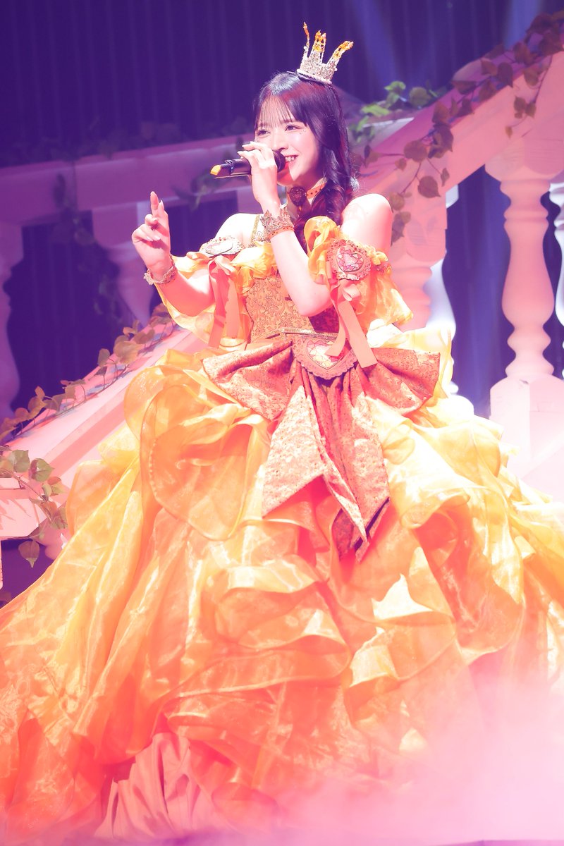 oricon's tweet photo. ＼📸 ソロ写真追加しました💕／
日本武道館公演にて初披露「虹」で開幕🌈

“7人のプリンセス”がドレス衣装で魅了✨
https://t.co/gDasPwFepv

#FRUITSZIPPER #ふるっぱー #すとーりーおぶふるっぱー
@FRUITS_ZIPPER https://t.co/pq1AsRryRe