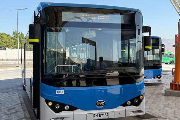 chicureohoy's tweet photo. Ministerio de Transportes entregó nueva flota de buses eléctricos para Colina. El servicio contará con tres servicios que iniciarán en distintos puntos de la comuna y llegarán hasta metro Los Libertadores.
https://t.co/VCm9Qz62c2 https://t.co/yVP0IMxmm3