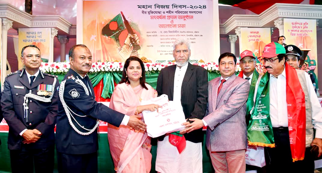 মুক্তিযোদ্ধাদের যুদ্ধের ইতিহাস লেখার আহ্বান জানান বিভাগীয় কমিশনার