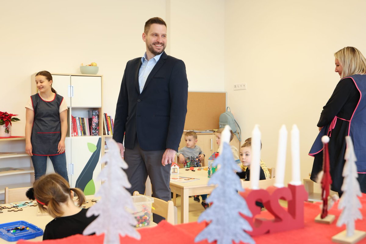 Grad_Osijek's tweet photo. Gradonačelnik Radić otvorio peti novi vrtić – Dječji vrtić Uske njive vrijedan preko dva milijuna eura 🔗https://t.co/qb3sMfTUlG https://t.co/NpmY3YcsWZ