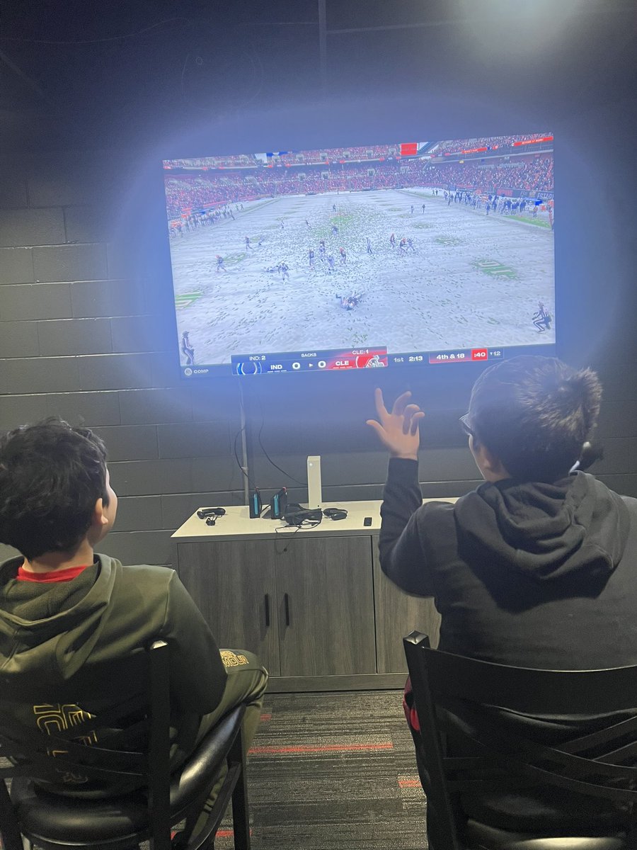 CareerCuriousTM's tweet photo. Esports ICE BOWL Today! What a GREAT Day. 🕹️🎮💻@EFSDWarriors @Mr_Popowitz @mcperry705 @keithkonyk @Mr_Bakewell4 @tnigut https://t.co/T5o6Gl3qAm