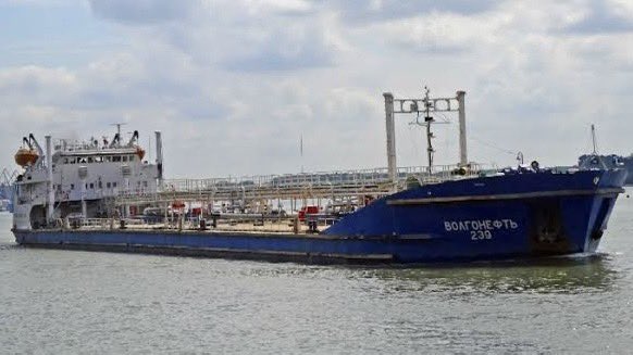 KARADENİZ’DE İKİ PETROL TANKERİ BATTI!

Dün (15.12.2024) öğlen saatlerinde #Karadeniz’de etkili olan #fırtına sonucu #KerçBoğazı (Kerch Strait) yakınlarında  #Volgoneft212 ve #Volgoneft239 isimli #petrol tankerleri ortadan ikiye kırılarak battı.

#Rusya Deniz ve İç Su