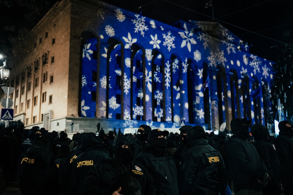 ChaiDocs's tweet photo. Mayor Kakha Kaladze could not light the Christmas tree due to ongoing protests. On the same day, the Georgian Dream party elected Mikheil Kavelashvili, a former footballer and member of the anti-Western People’s Power party, as President of Georgia.

📷 Tako Robakidze https://t.co/AveYunRUvP
