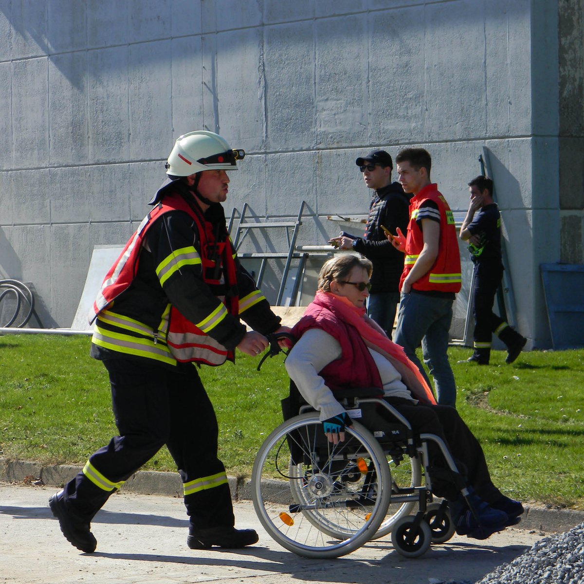 Wie soll ein inklusiver Katastrophenschutz in Baden-Württemberg aussehen? (Foto: T. Görtz)

Mehr auf skverlag.de | #Rettungsdienst #Notfallsanitäter #Rettungssanitäter  #Feuerwehr #Katastrophenschutz #Baden_Württemberg #Inklusion #Umfrage

bit.ly/3ZT0YmO