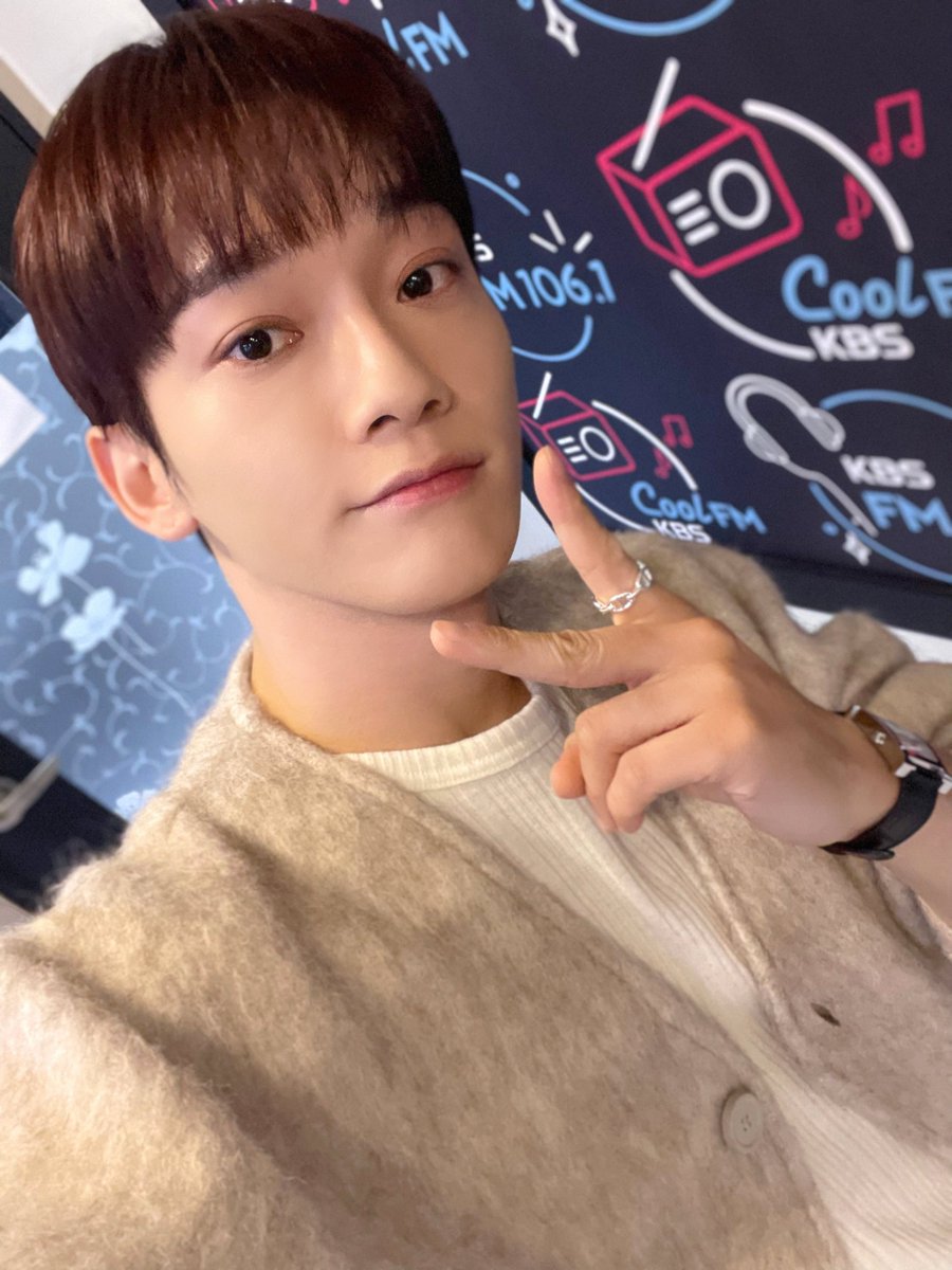 CHEN_INB100's tweet photo. 📻 KBS Cool FM 
오마이걸 효정의 볼륨을 높여요

오늘은 막내가 되어 대선배님들과 함께한 시간💛🩷
즐겁고 따뜻한 연말 보내길 바랄게요☺️✨️

#첸 #CHEN https://t.co/OvYbxmN3B8