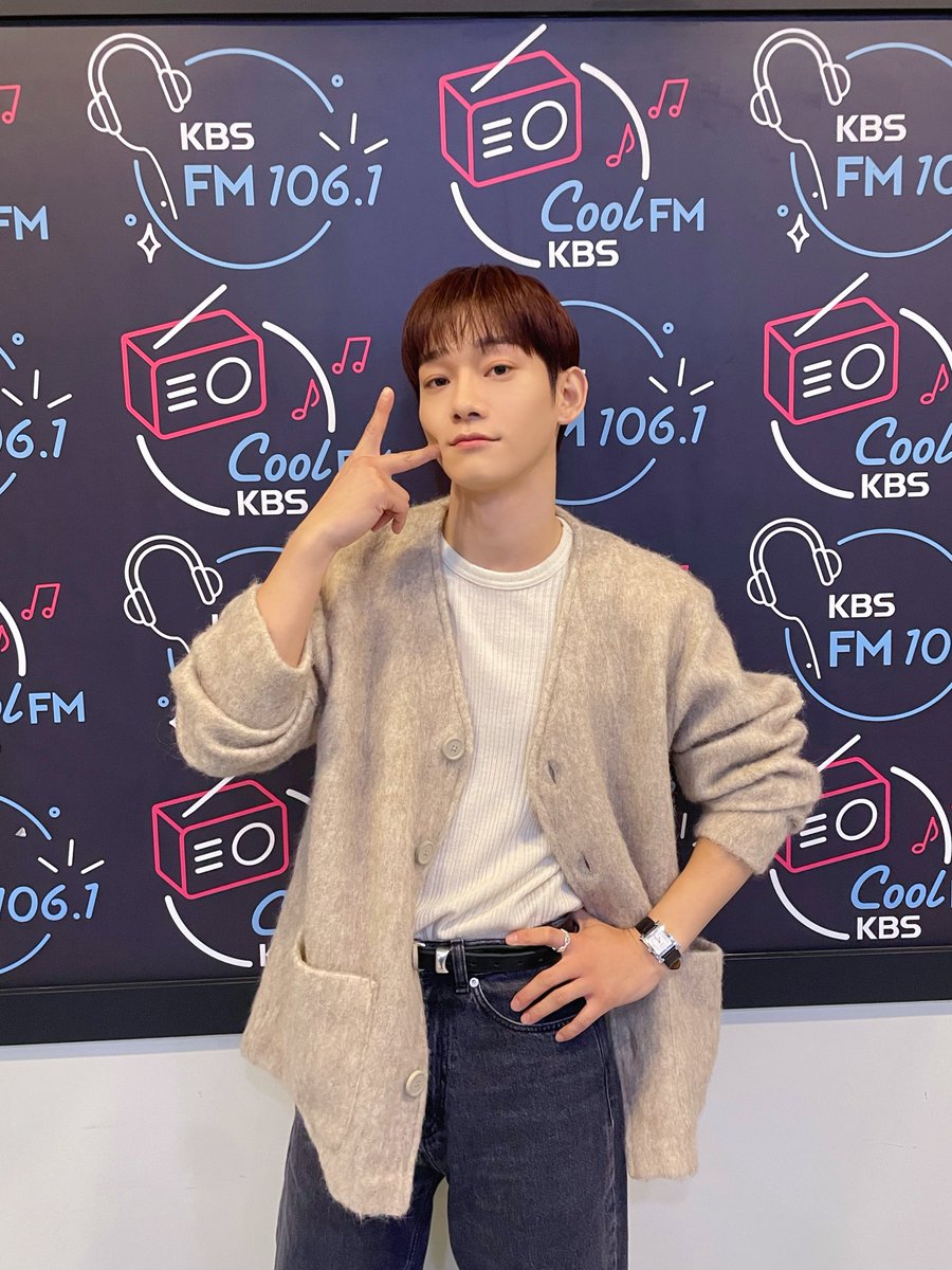 CHEN_INB100's tweet photo. 📻 KBS Cool FM 
오마이걸 효정의 볼륨을 높여요

오늘은 막내가 되어 대선배님들과 함께한 시간💛🩷
즐겁고 따뜻한 연말 보내길 바랄게요☺️✨️

#첸 #CHEN https://t.co/OvYbxmN3B8