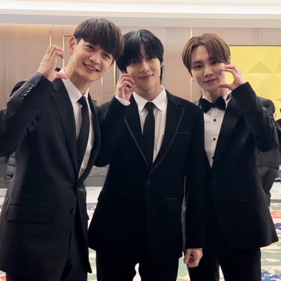 like_718's tweet photo. 신랑과 신랑친구들 mood 사진이 넘후 좋음
깔끔한 수트핏에 안정적인 얼굴합 https://t.co/PCa2qY5tUw