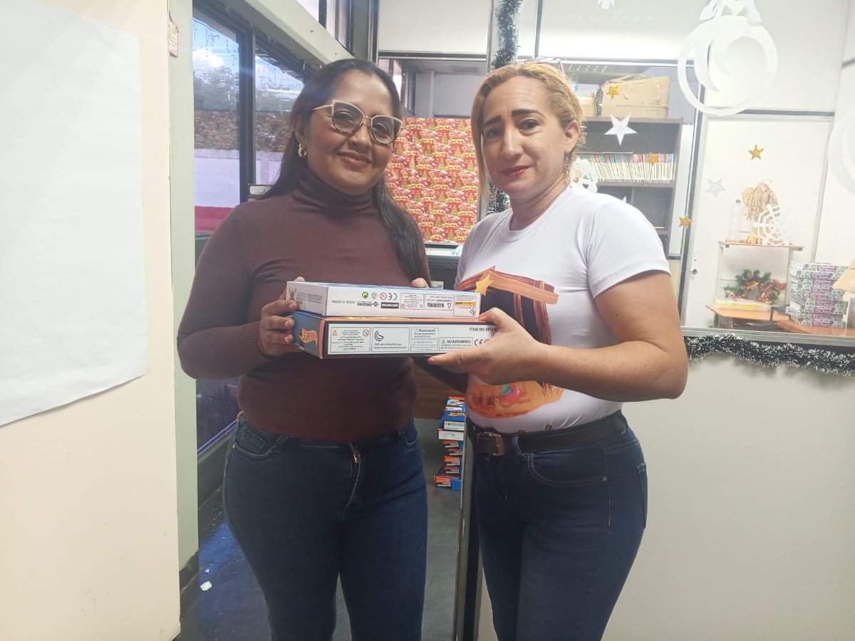IBarinas21's tweet photo. En busca de brindar apoyo y felicidad a nuestra clase trabajadora y gracias a la gestión del presidente del Inces Wuikelman Angel, hoy #16Dic se realizó entrega de juguetes para nuestros hijos e hijas.

¡Felices fiestas decembrinas! https://t.co/aEORlf9mer