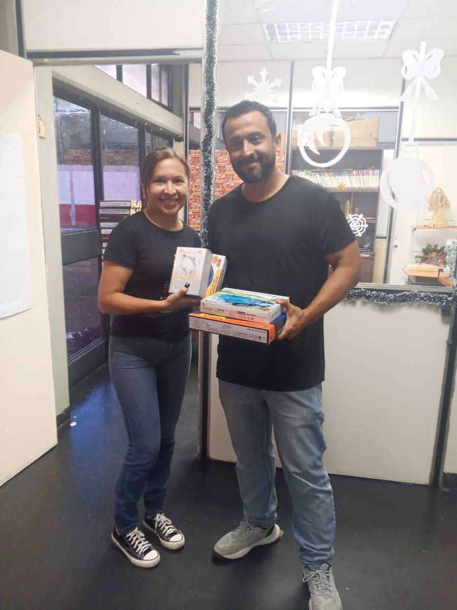 IBarinas21's tweet photo. En busca de brindar apoyo y felicidad a nuestra clase trabajadora y gracias a la gestión del presidente del Inces Wuikelman Angel, hoy #16Dic se realizó entrega de juguetes para nuestros hijos e hijas.

¡Felices fiestas decembrinas! https://t.co/aEORlf9mer