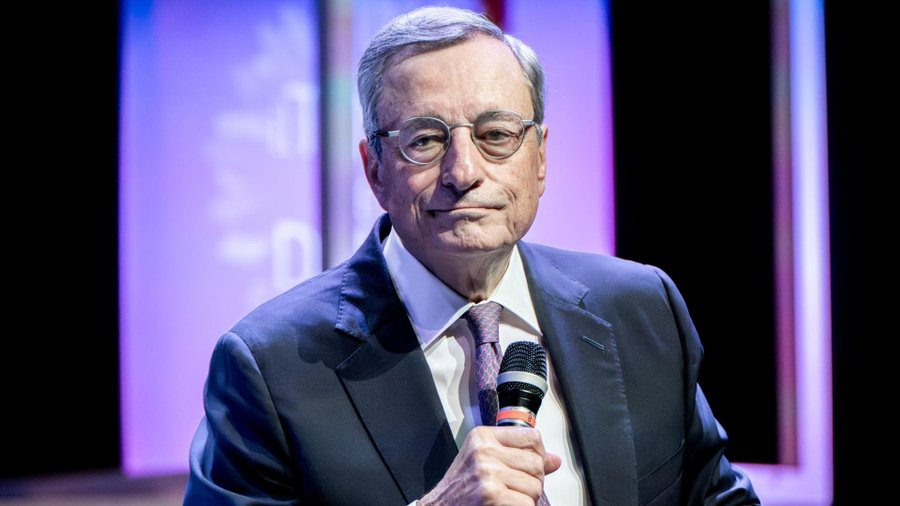 RobertoAvventu2's tweet photo. Ue, Draghi: “Situazione non più sostenibile, ci vuole il debito comune” 

- Il rettile spinge per il debito comune ora che Francia e Germania stanno annegando, quando era il momento della Grecia e dell’Italia invece bancomat chiusi, tasse a tappeto e riforma delle pensioni.😡 https://t.co/bUpItl1faW