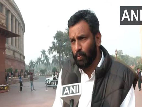 ani_digital's tweet photo. "Carrying a Palestine bag is not Muslim appeasement": CPI MP P Sandosh Kumar defends Priyanka Gandhi
Read @ANI Story | https://t.co/RJOkWimq3e
#PriyankaGandhiVadra #CPI #PSandoshKumar https://t.co/DPD9xk1GOw