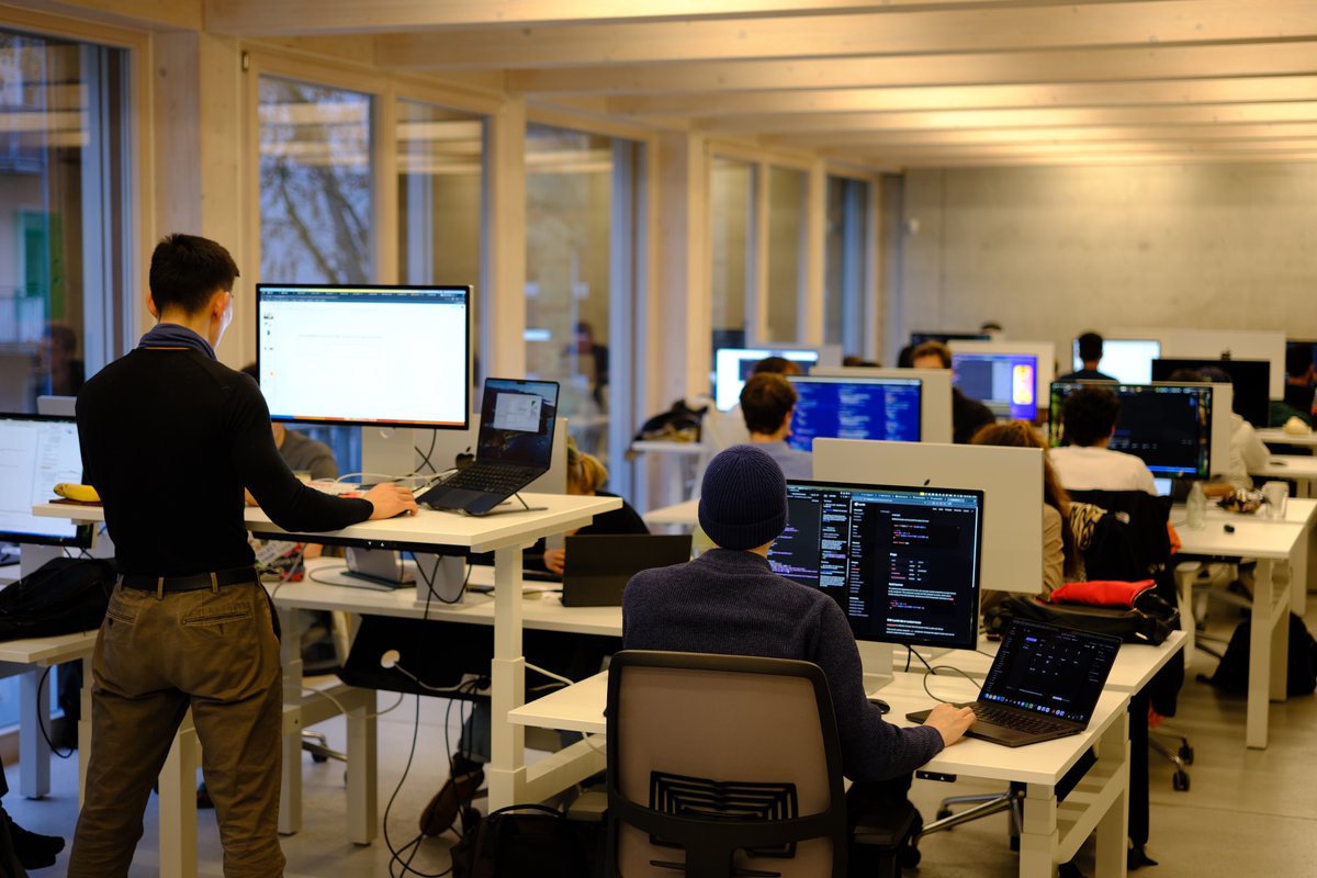 DinBisevac's tweet photo. So many talented builders joined us for the first Buena Hackathon – #euacc / @euacchq ♥️ https://t.co/ZzWCSRHYkO