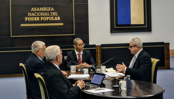 Esteban Lazo: «Una entrañable felicitación al colectivo del programa Mesa Redonda en su aniversario 25; creado por inspiración de Fidel, que ha ofrecido análisis y argumentos sobre los sucesos más importantes de #Cuba🇨🇺 y el mundo, y ha acompañado al sistema del #PoderPopular»