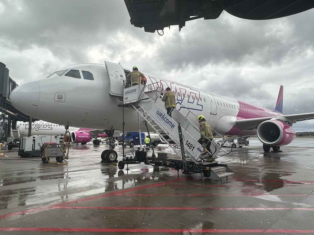 ZachSheinman's tweet photo. @flightradar24 @iTripReport and I were on this flight earlier today. Absolutely one hell of a ride on the descent until the landing. We both agreed it was the worst turbulence we’ve both ever experienced. Several passengers required medical attention but the crew handled everything very well https://t.co/rLqGIxskW1