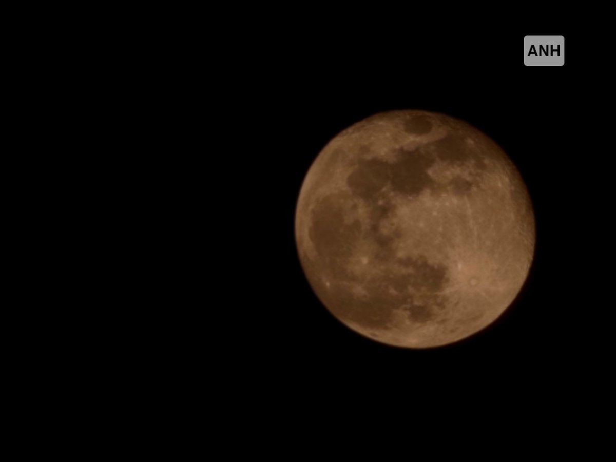 AsianNewsHub's tweet photo. Last full moon of 2024 - a reminder to reflect and look forward to new beginnings
Photos #sahilmir https://t.co/QpsJ3jhaV2
