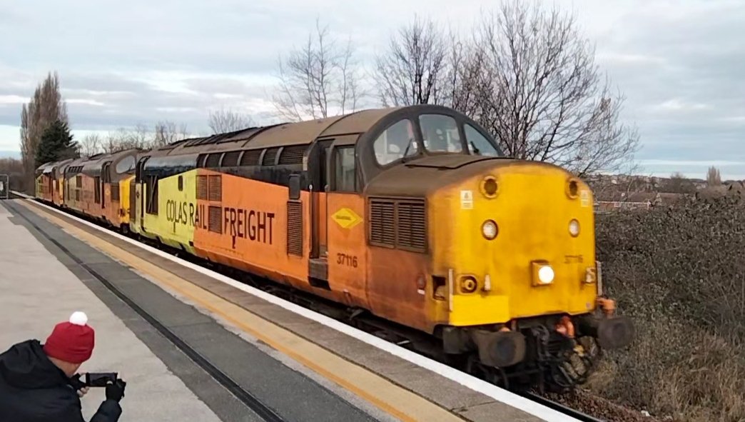 Harrod15S's tweet image. Can't beat a triple tractor Monday move 😍😍😍 Colas trio 37116 - 37175 - 37254 through Swinton this afternoon working 0Z36 York Thrall to Derby RTC 
#class37 #trains #UKrailways @TheGrowlerGroup #Swinton