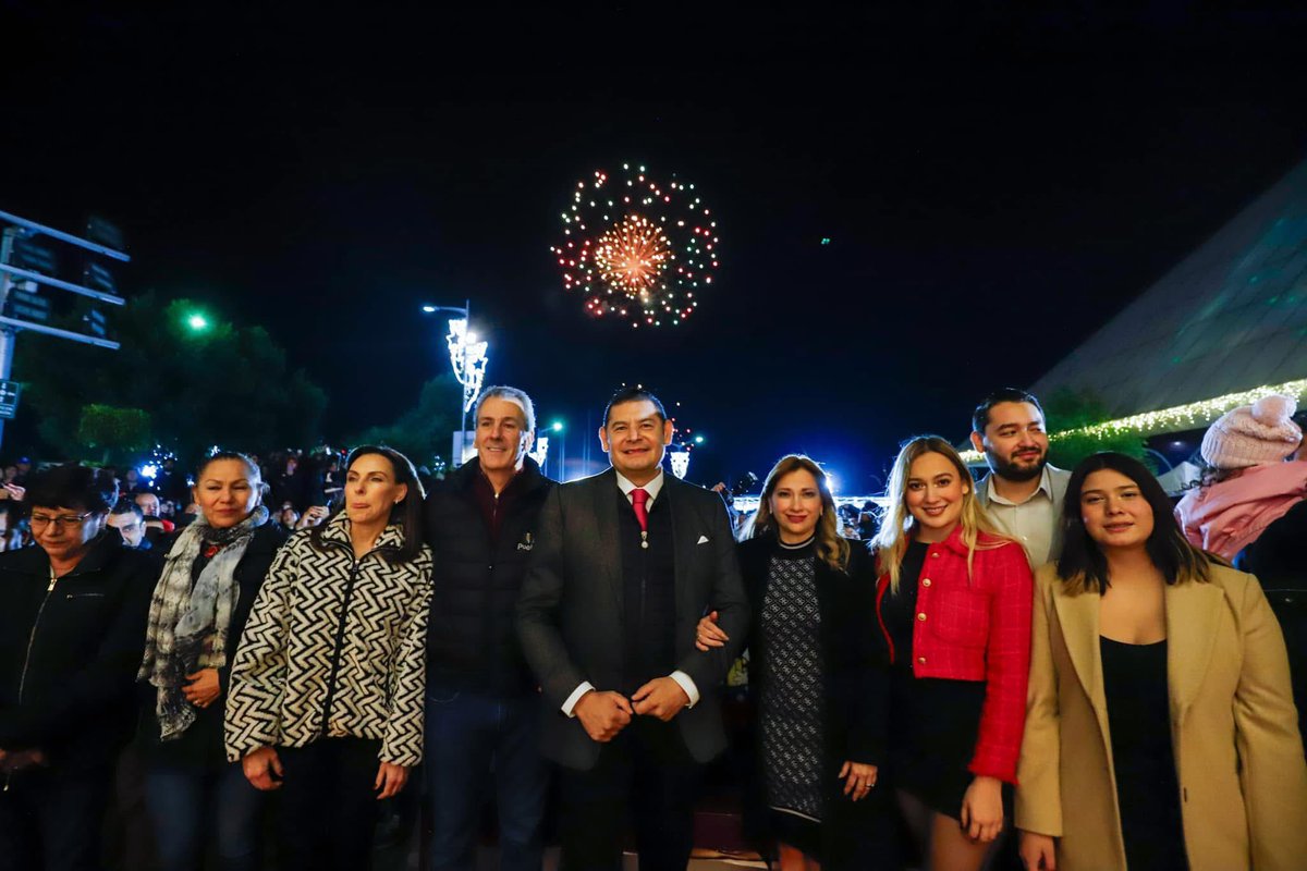 MariaHurtadoPue's tweet photo. 🌸✨Nuestro #Gobernador Alejandro Armenta🇲🇽 nos comparte la experiencia que vivió en el Encendido del Árbol, de la primera Edición del Festival Navideño por Amor A Puebla✨🌸🎄👏🏻
🇲🇽 #PesandoEnGrande
#MariaTeresaHurtado
#gobernadorconvision #claudiasheinbaum #puebla #mexico 🇲🇽 https://t.co/v8diMNhiKN