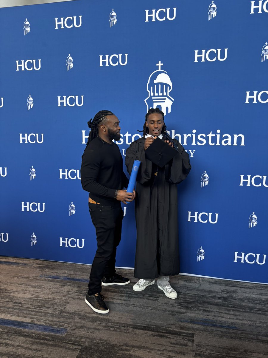 devionhargrove_'s tweet photo. Big grad ! https://t.co/1QleyZqiFl