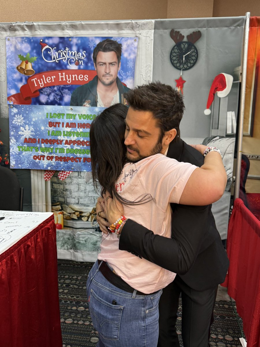 mandikinninger's tweet photo. It was a blast…and exhausting in the best way😆…working line control for @tyler_hynes at Christmas Con this weekend! You are a true rockstar 🤩😘 I hope your voice comes back soon!! https://t.co/eIyjSOlORF