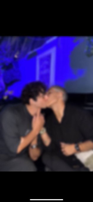 MARIANO DE LA CANAL - 2 pic. Hola @KennysPalacios anoche salió Renato tu novio oculto de #GranHermano durmieron juntos ? https://t.co/BlkgNriLjn