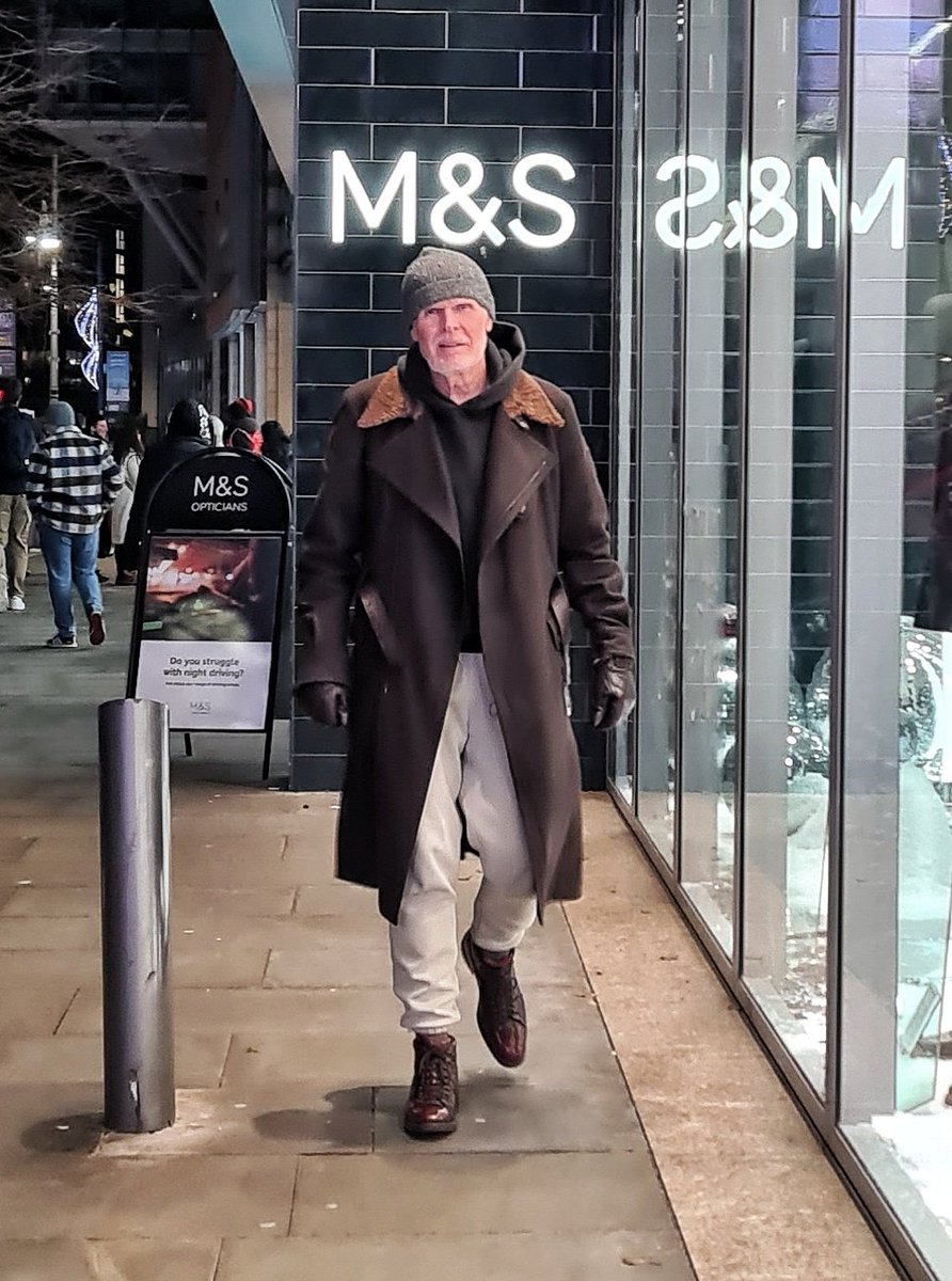 Last bit of Christmas shopping done ... phew !!! ...  but nothing from Michael Marks and Thomas Spencer's little emporium, I'm afraid.
#mands #marksandsparks #Christmasshopping #manchester