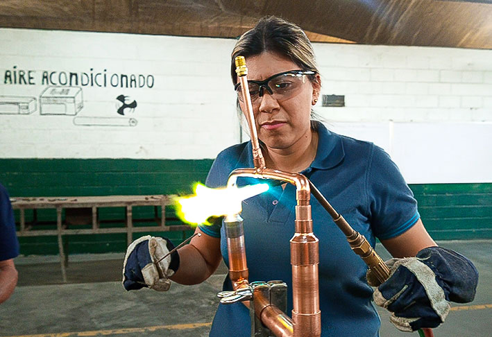 #16Dic 

Venezuela se activa contra un enemigo mortal

<a href="/FondoinOficial/">FONDOIN</a> ha puesto en marcha un plan de formación en Buenas Prácticas en Refrigeración: para tratar de hacer respirable la atmósfera en el mundo. 

✍️Nelson Chávez Herrera
📸<a href="/osar_veliz/">Brigitte Stephanie Osar Veliz</a>

📰lainventadera.com/2023/04/30/bue…