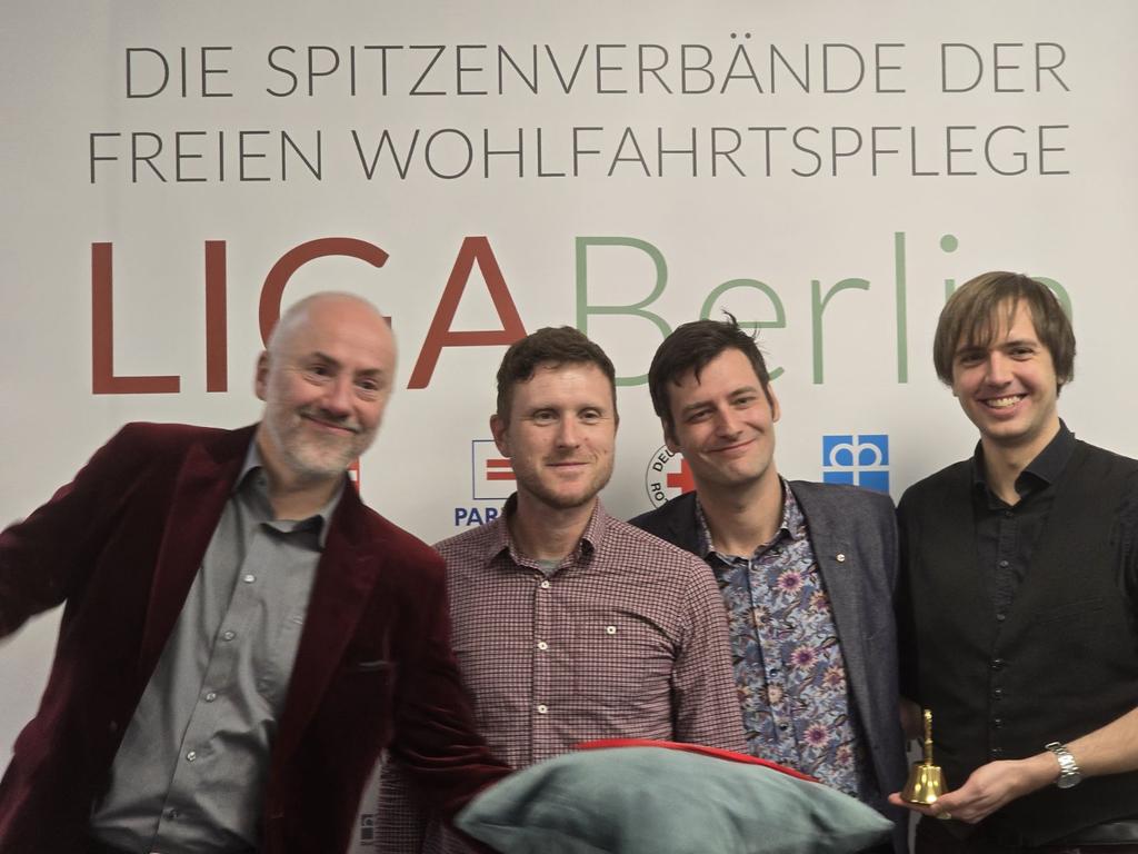 Oliver Bürgel (@burgeloliver) on Twitter photo Wir übernehmen die Liga Federführung 25/26! Mit diesen tollen Kollegen werden wir uns einsetzen für #ZukunftFürAlle . Denn wir machen Angebote für alle Menschen in dieser Stadt. <a href="/CanselK/">Cansel Kiziltepe</a> <a href="/AWOBerlin/">AWO Berlin - Arbeiterwohlfahrt Landesverband</a> <a href="/CzyIna/">Ina Czyborra</a> <a href="/GrueneFraktionB/">Grüne Fraktion Berlin</a> <a href="/rbb24/">rbb|24</a> <a href="/spdfraktionbln/">SPD-Fraktion Berlin</a> <a href="/Robert_Kiesel/">Robert Kiesel</a> <a href="/CDUBerlin_AGH/">CDU-Fraktion Berlin</a> Wir übernehmen die Liga Federführung 25/26! Mit diesen tollen Kollegen werden wir uns einsetzen für #ZukunftFürAlle . Denn wir machen Angebote für alle Menschen in dieser Stadt. <a href="/CanselK/">Cansel Kiziltepe</a> <a href="/AWOBerlin/">AWO Berlin - Arbeiterwohlfahrt Landesverband</a> <a href="/CzyIna/">Ina Czyborra</a> <a href="/GrueneFraktionB/">Grüne Fraktion Berlin</a> <a href="/rbb24/">rbb|24</a> <a href="/spdfraktionbln/">SPD-Fraktion Berlin</a> <a href="/Robert_Kiesel/">Robert Kiesel</a> <a href="/CDUBerlin_AGH/">CDU-Fraktion Berlin</a>
