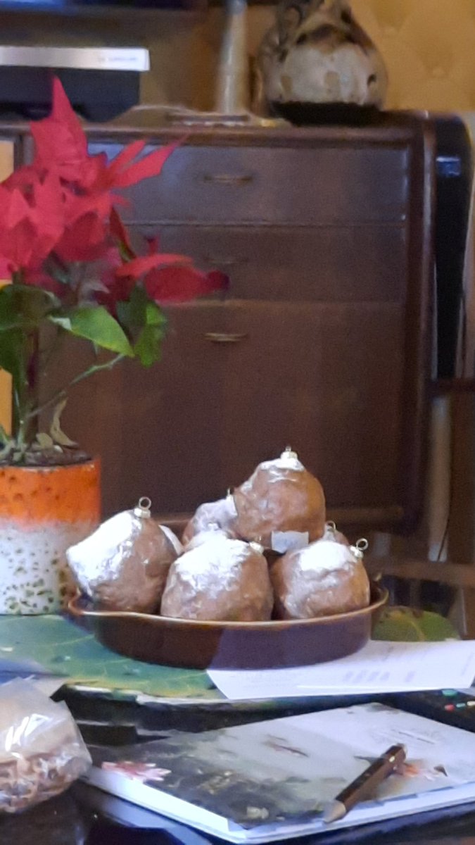 Denk elke keer oh lekker een oliebol,...

Maar het zijn de kerstballen!!! 🤣