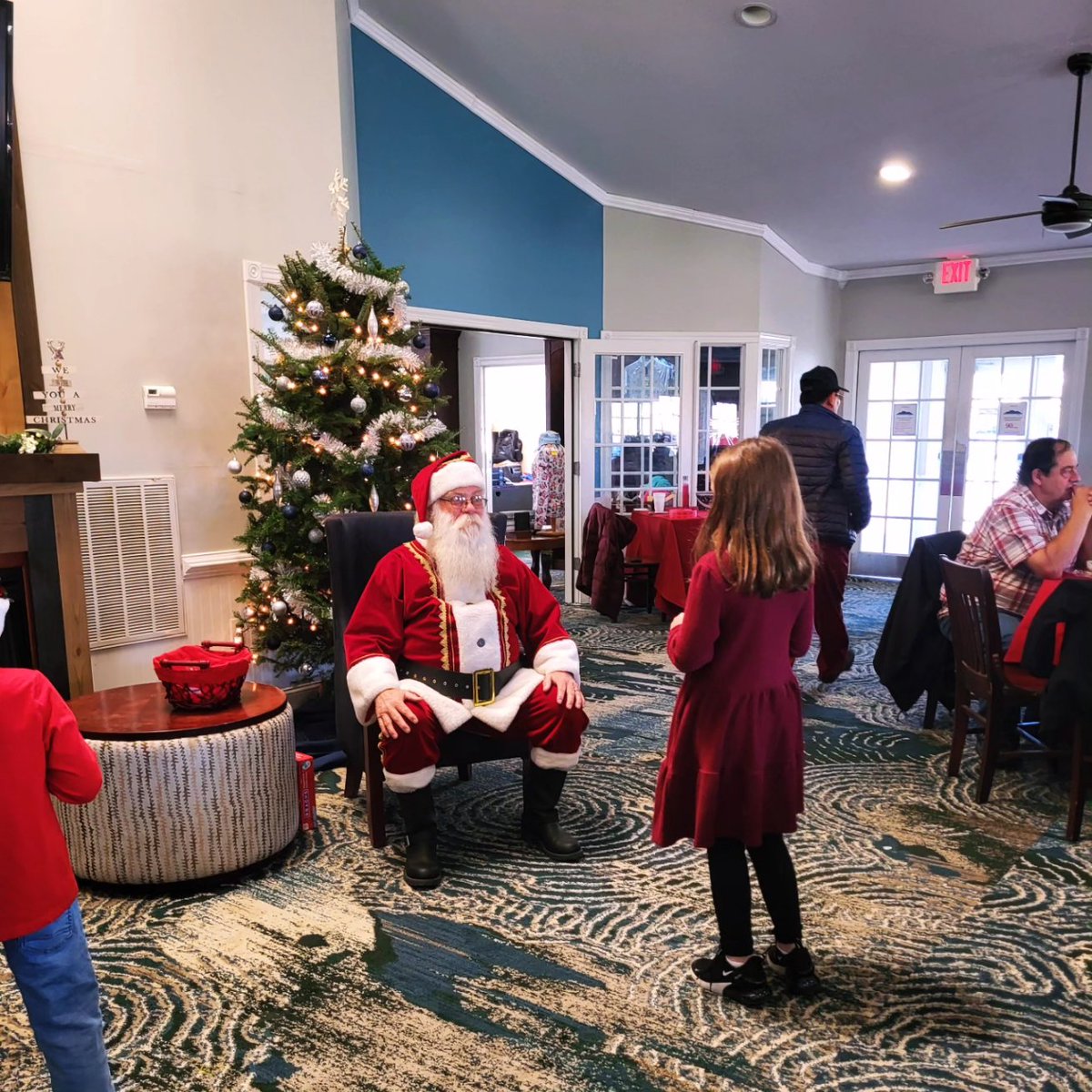 BlueRidgeShadow's tweet image. Look who dropped by the clubhouse this weekend! Santa made time out of his busy schedule to stop in and have some breakfast with the kids and their families! Everyone had a great time taking pictures and celebrating the season! 🎅 #breakfastwithsanta #christmas2024